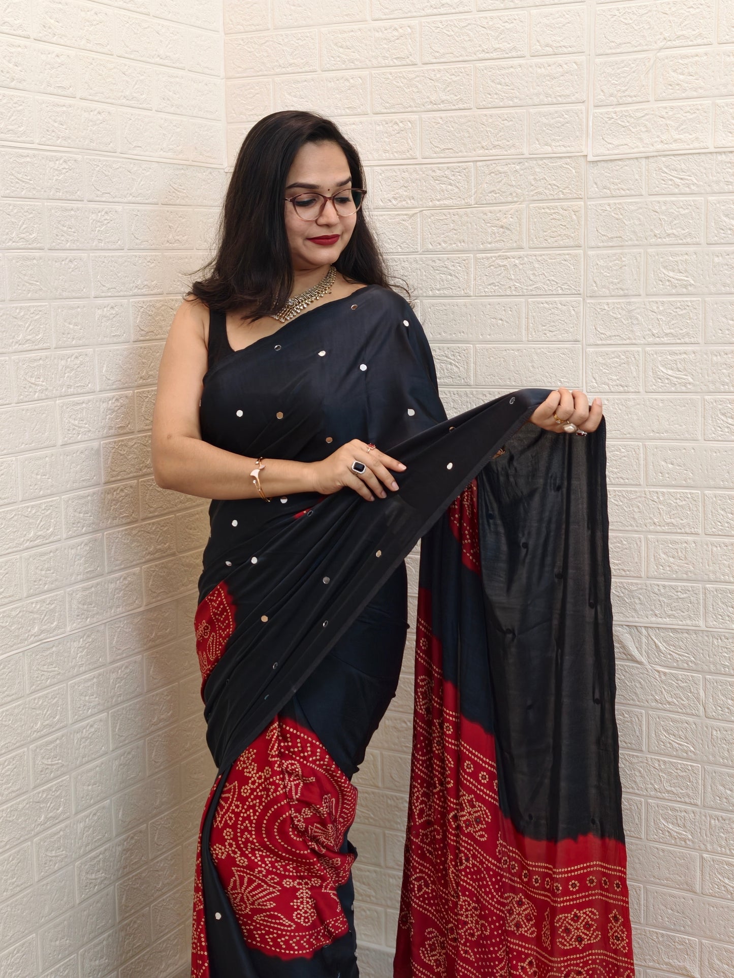 Semi Modal Silk With Mirrors MH01 : BLACK